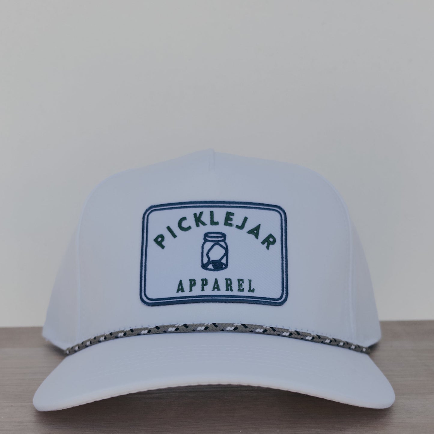 WHITE GOLF ROPE HAT WITH EMBROIDERED PATCH