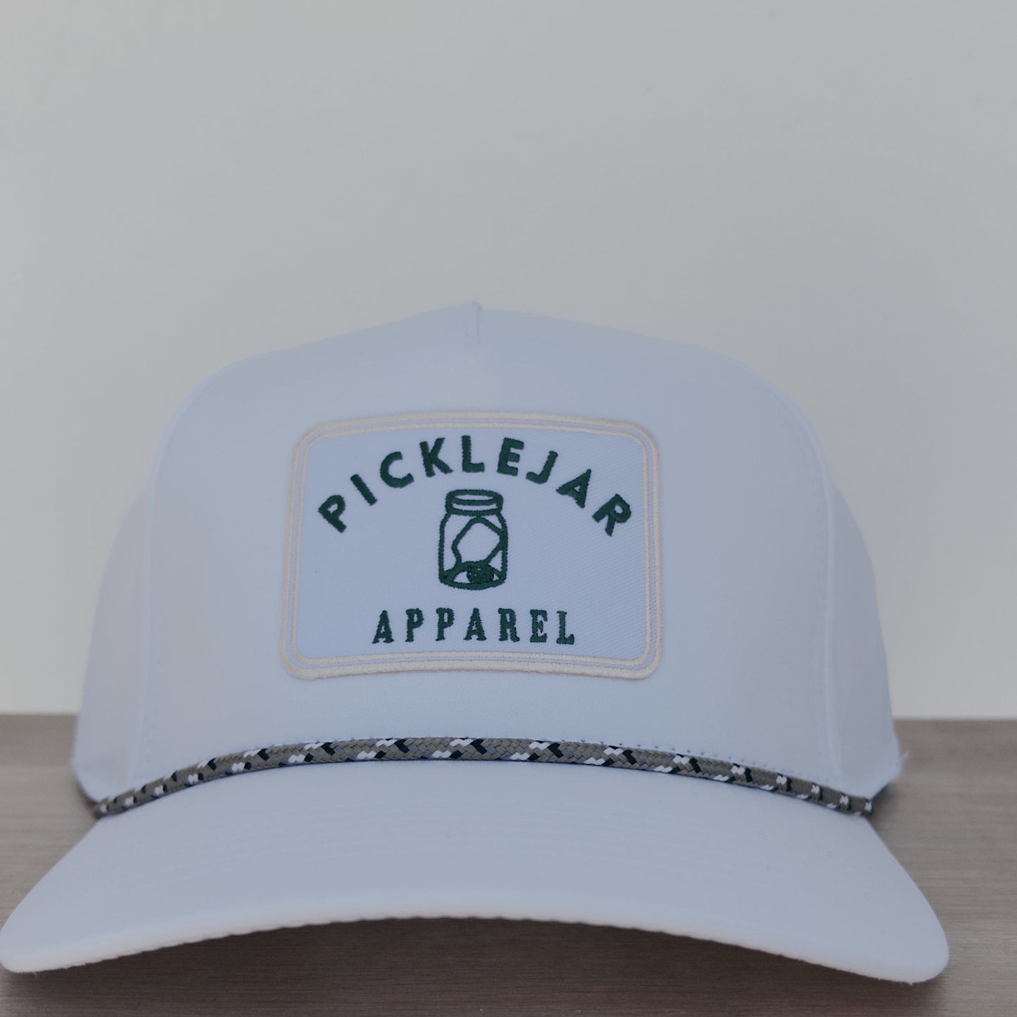 WHITE GOLF ROPE HAT WITH EMBROIDERED PATCH
