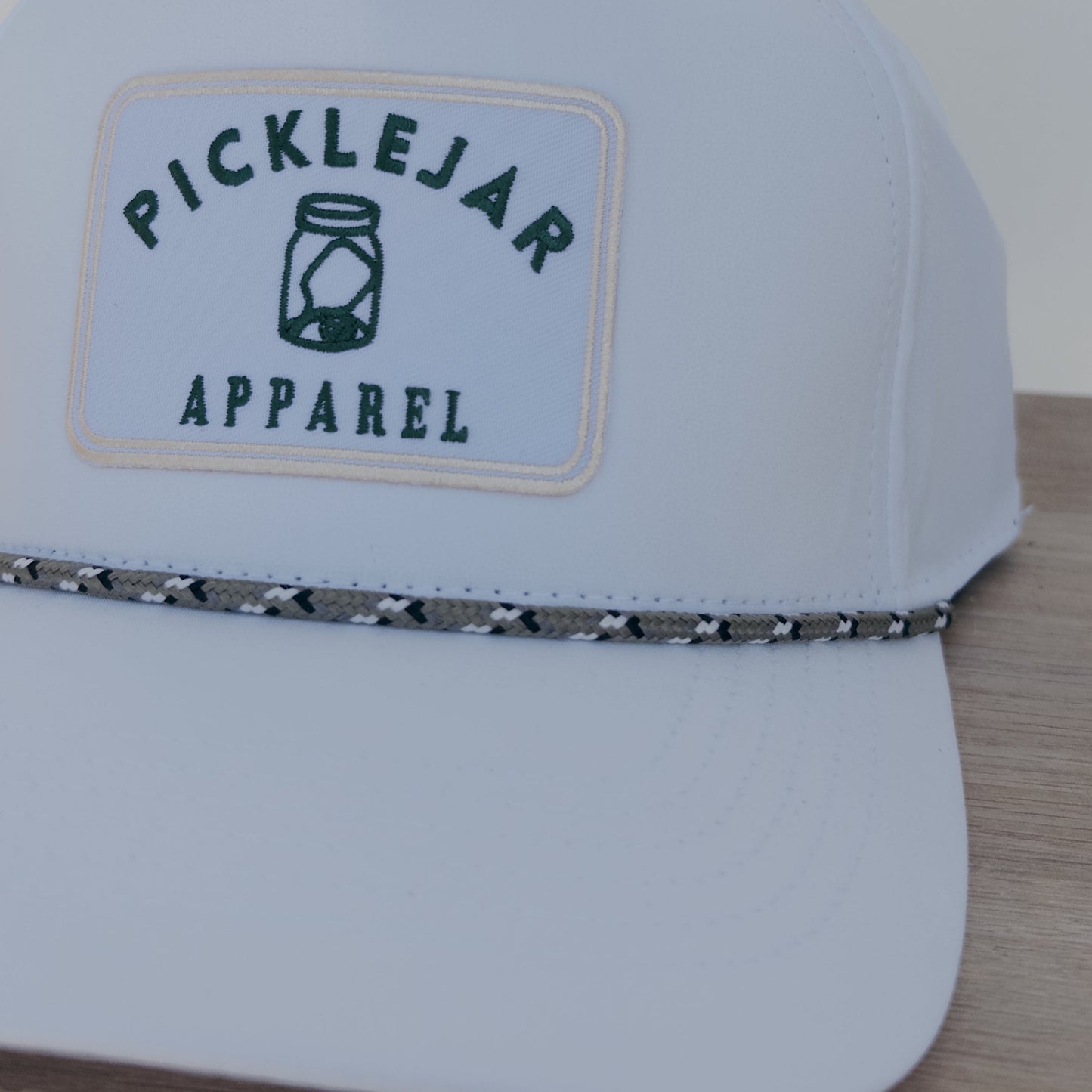 WHITE GOLF ROPE HAT WITH EMBROIDERED PATCH