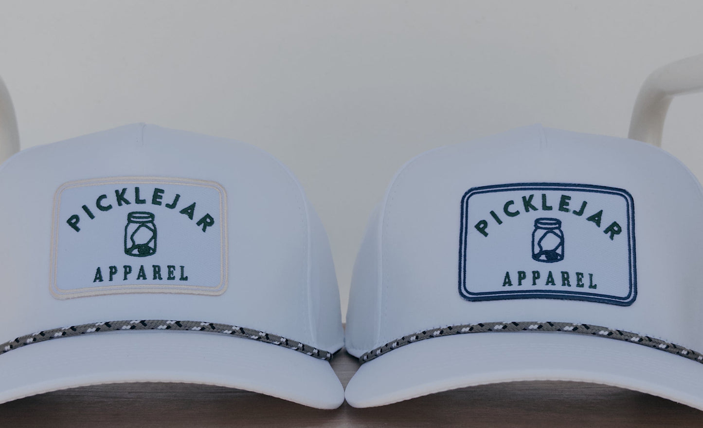 WHITE GOLF ROPE HAT WITH EMBROIDERED PATCH